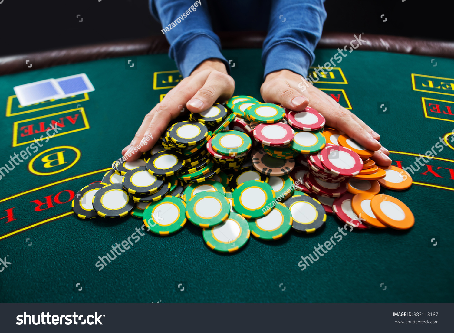 Кидать фишки. Казино для детей с деньгами. All in казино. Trust game казино. Фишки для покера фото.