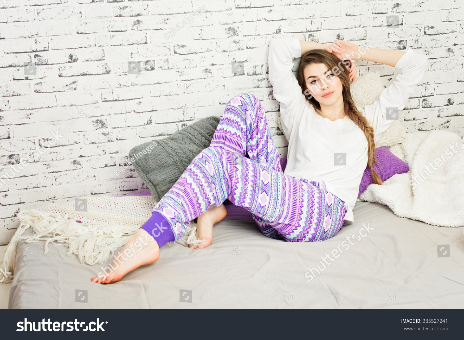 Девушка в пижаме босиком