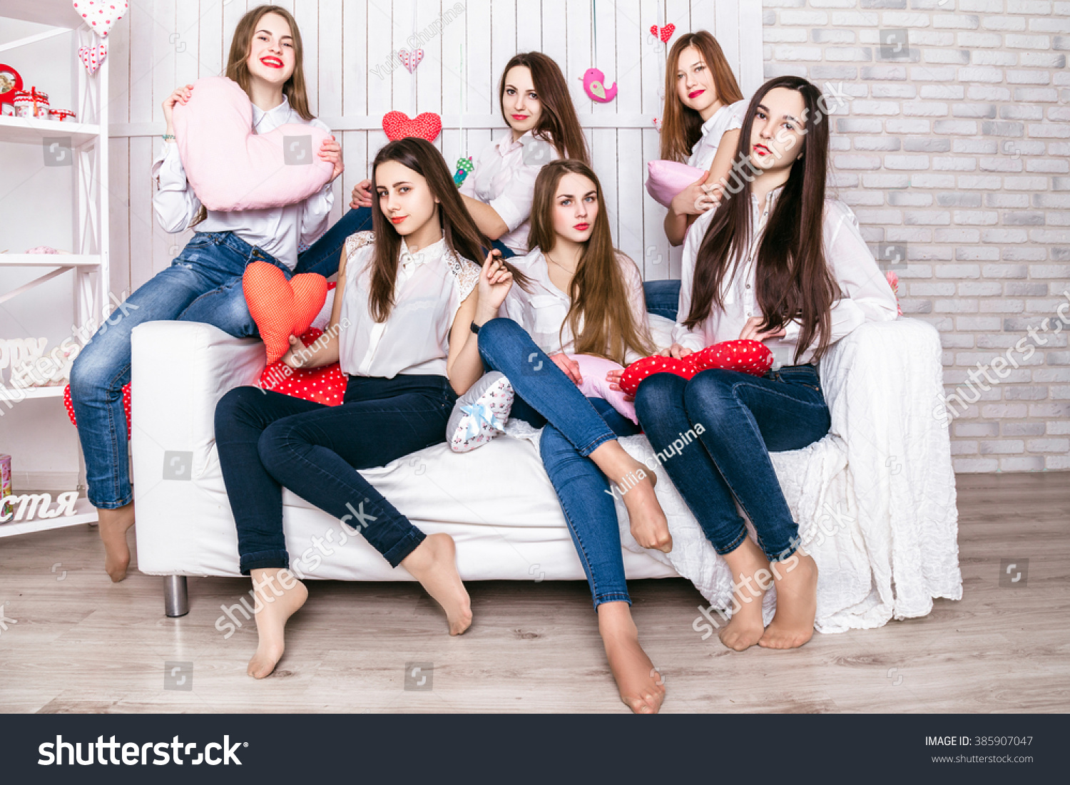 Группа девушек на диване