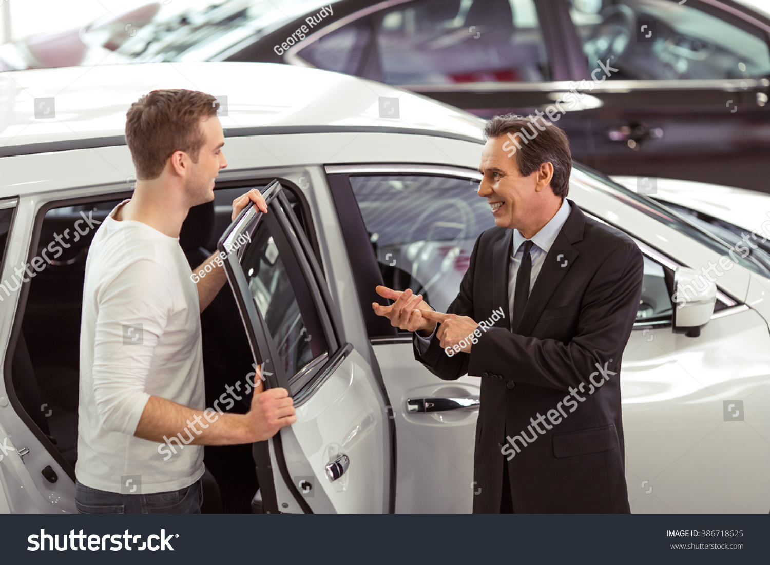 Машины поговорим. Машина для переговоров. Беседа у автомобиля. Покупатель и продавец авто. Общение с клиентом у автомобиля.