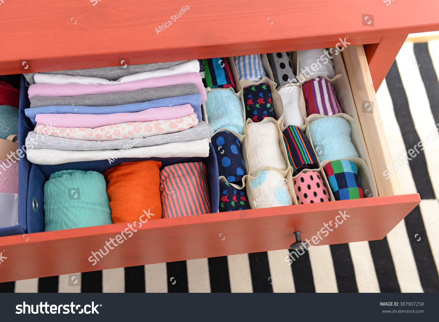 Где хранить личные вещи. Мари Кондо шкаф. Одежда по Мари Кондо метод КОНМАРИ. Японский шкаф комод Мари Кондо. Мари Кондо вертикальное хранение.