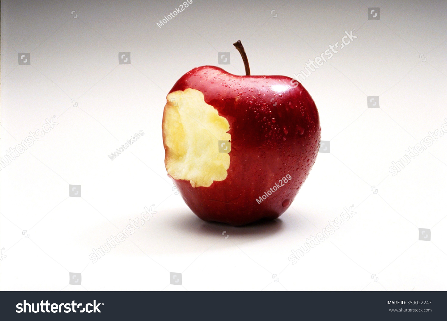 Надкусанное красное яблоко