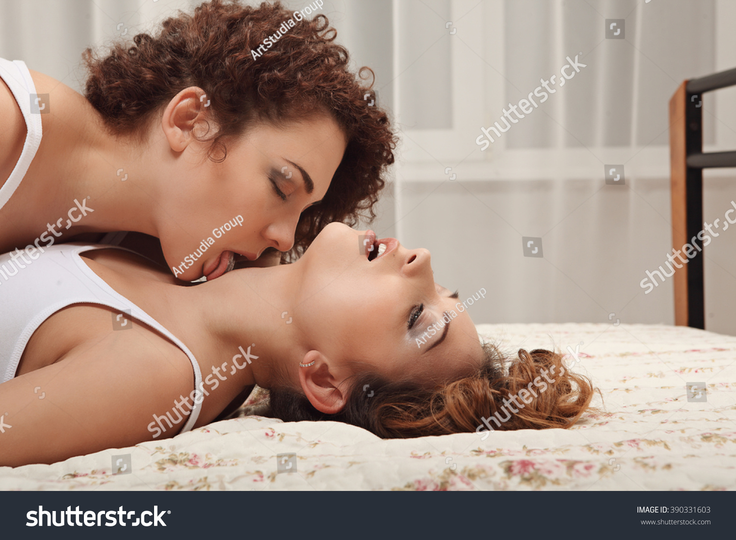 Lesbian kissing nude: стоковые изображения в HD и миллионы других стоковых ...