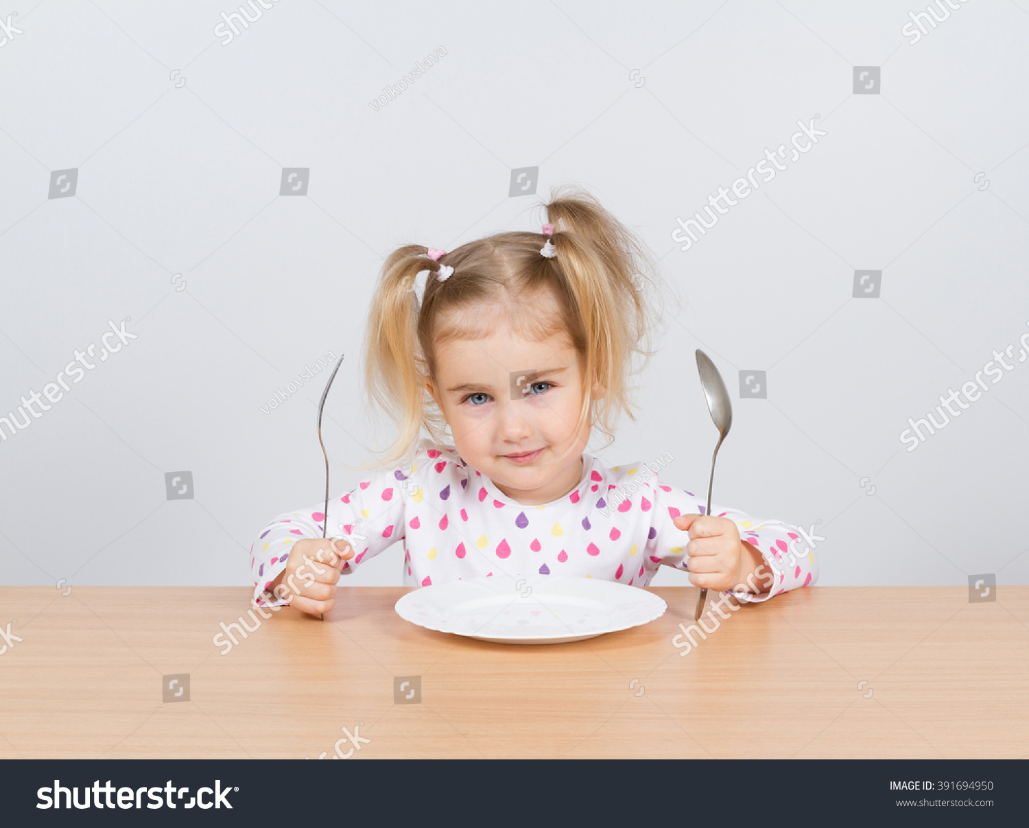 Девочка с тарелкой