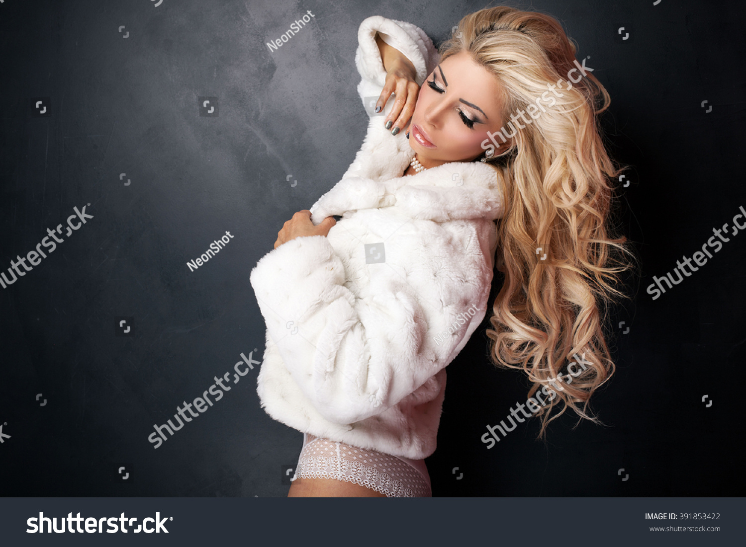 Zdjęcie Stockowe „sexy Blonde Woman Posing Wearing Lingerie” 391853422