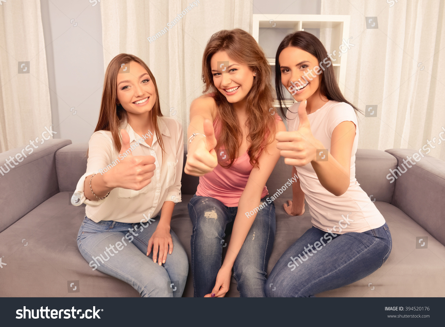 Поменялись русскими подругами. Подруги на диване. Три подруги на диване. Подружки сидят на диване. Две красивые девушки на диване.
