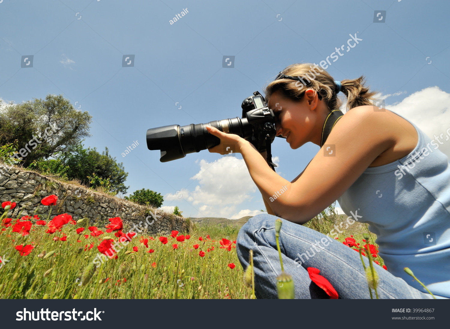 Человек фотографирует природу