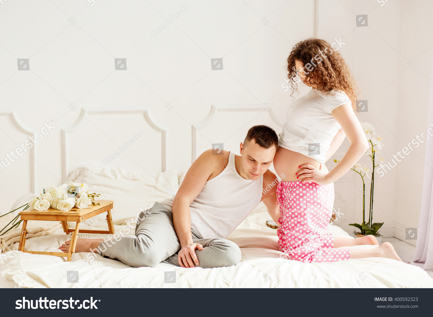 Фотосессия беременных с мужем на кровати