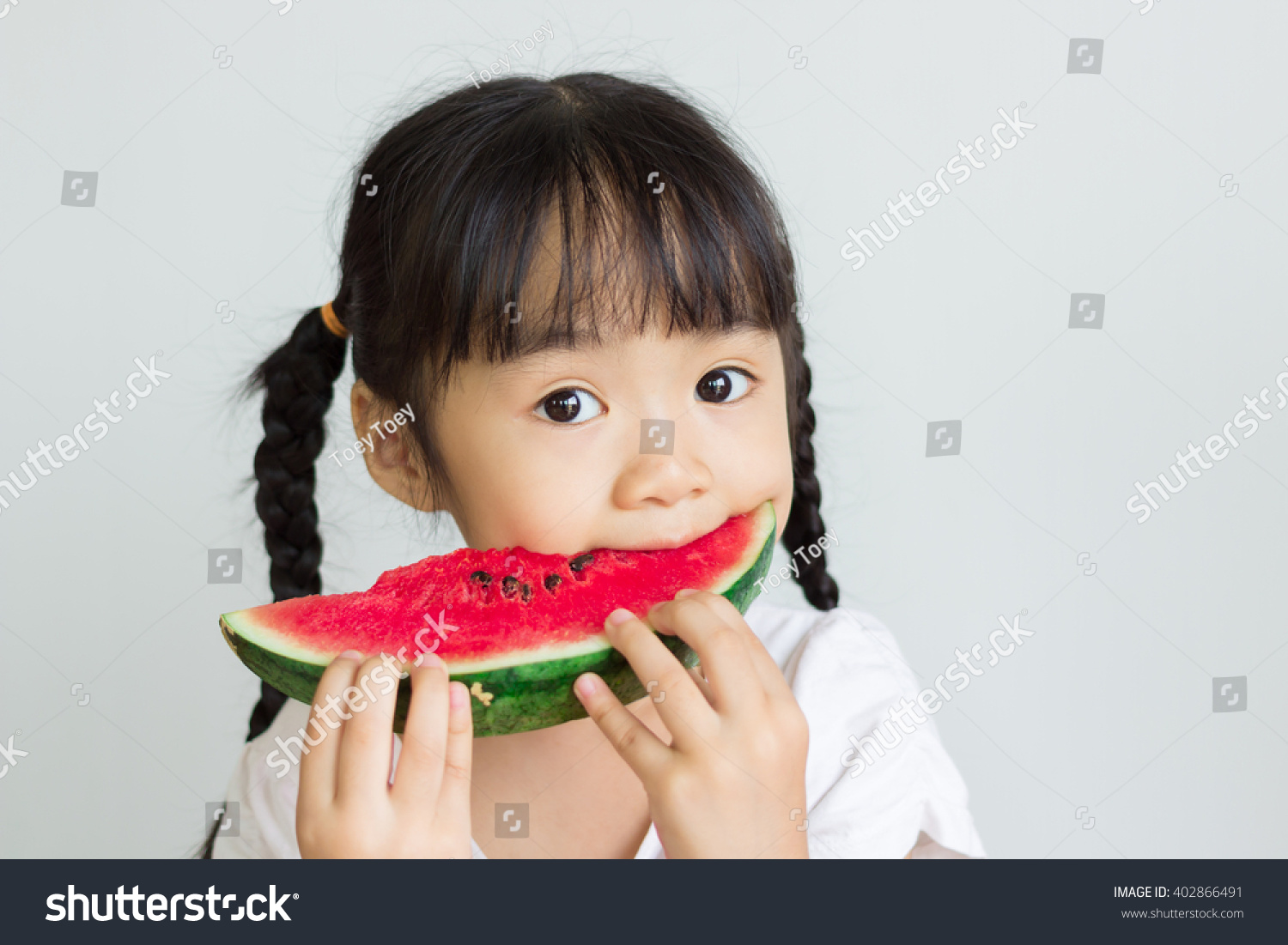 Ешьте фрукты немытые. Еда для детей. Арбуз для детей. Ребенок ест Арбуз. Ребенок ест овощи и фрукты.