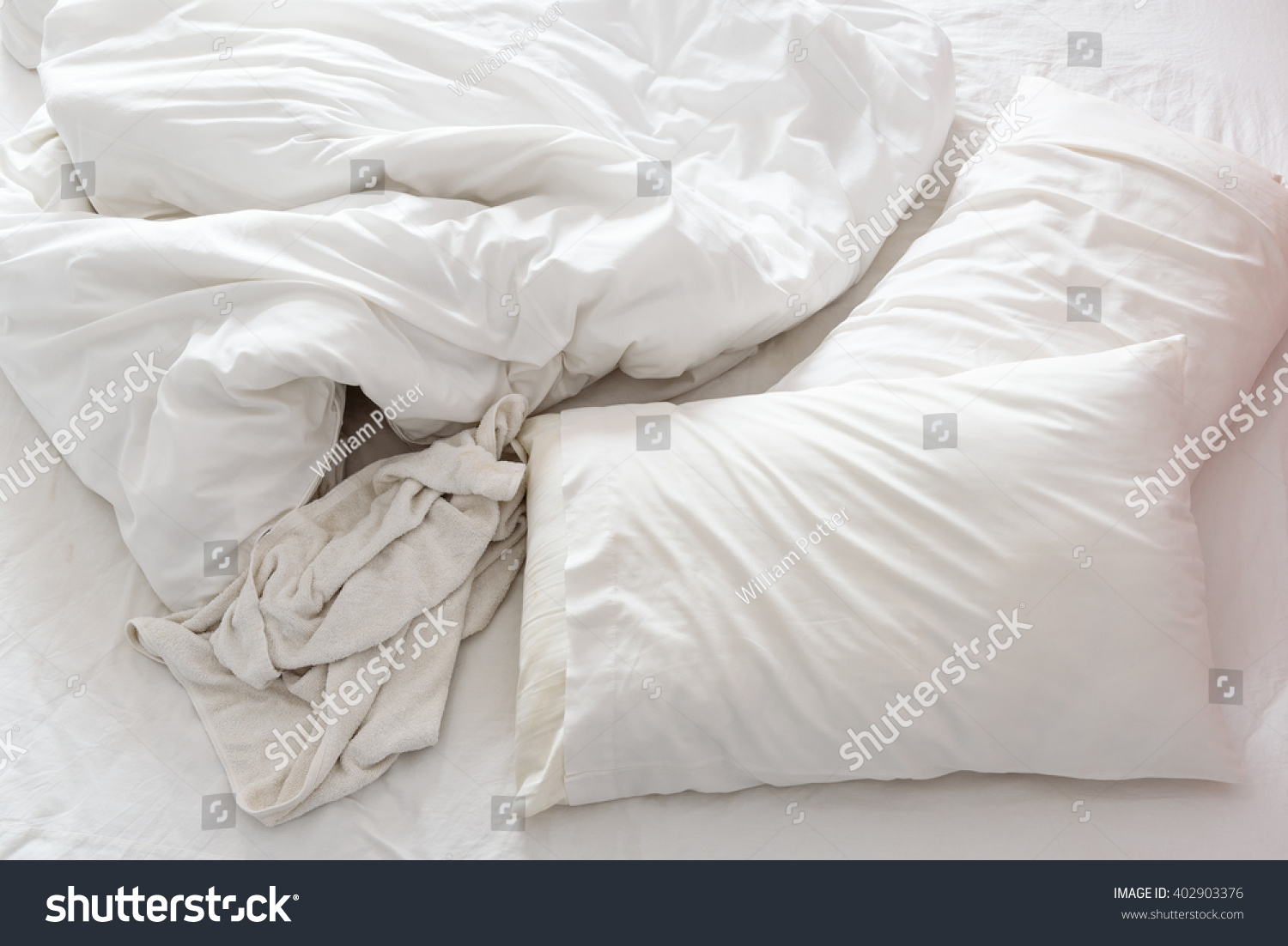 Duvet speed up version. Старая кровать вид сверху. Bed Sheet Pillow. Простыня для художника. Вещи покрытые простынью.