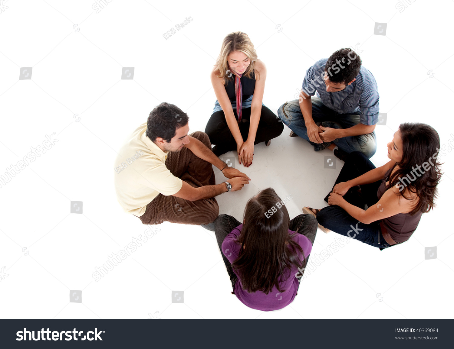 Мужа по кругу рассказы. Люди сидят в кругу. Подростки сидят в кругу. Люди сидят по кругу. Человек в круге.