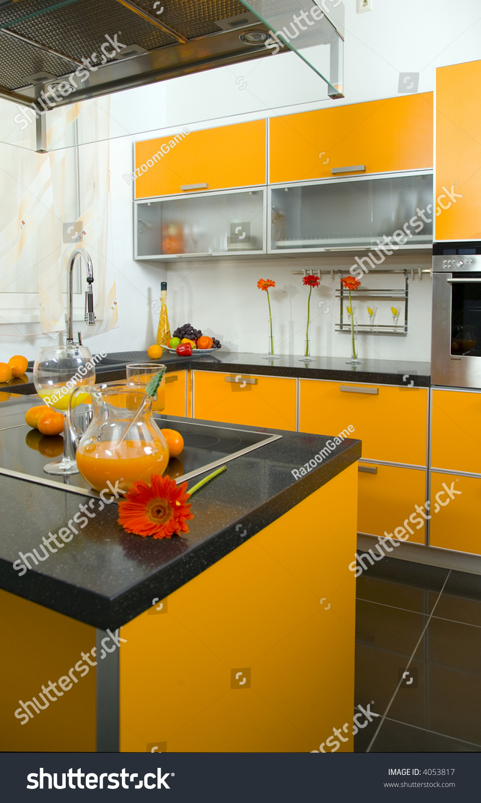 Оранжевая кухня с черной столешницей