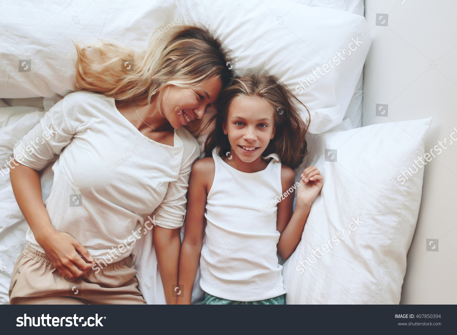 Мама с дочкой фотосессия на кровати