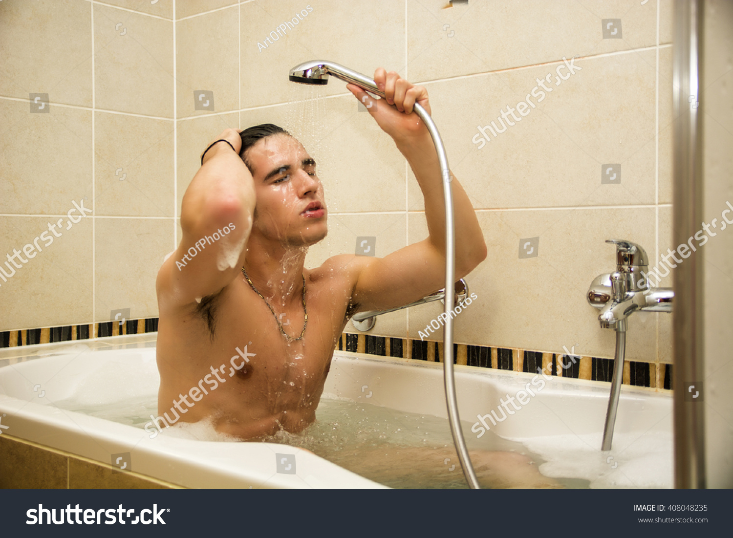 Мужчина моется в ванной