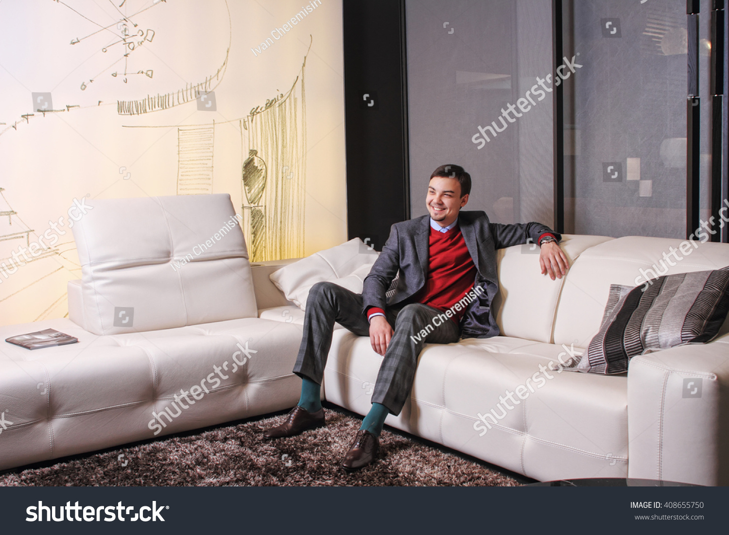 Мужская одежда на диване