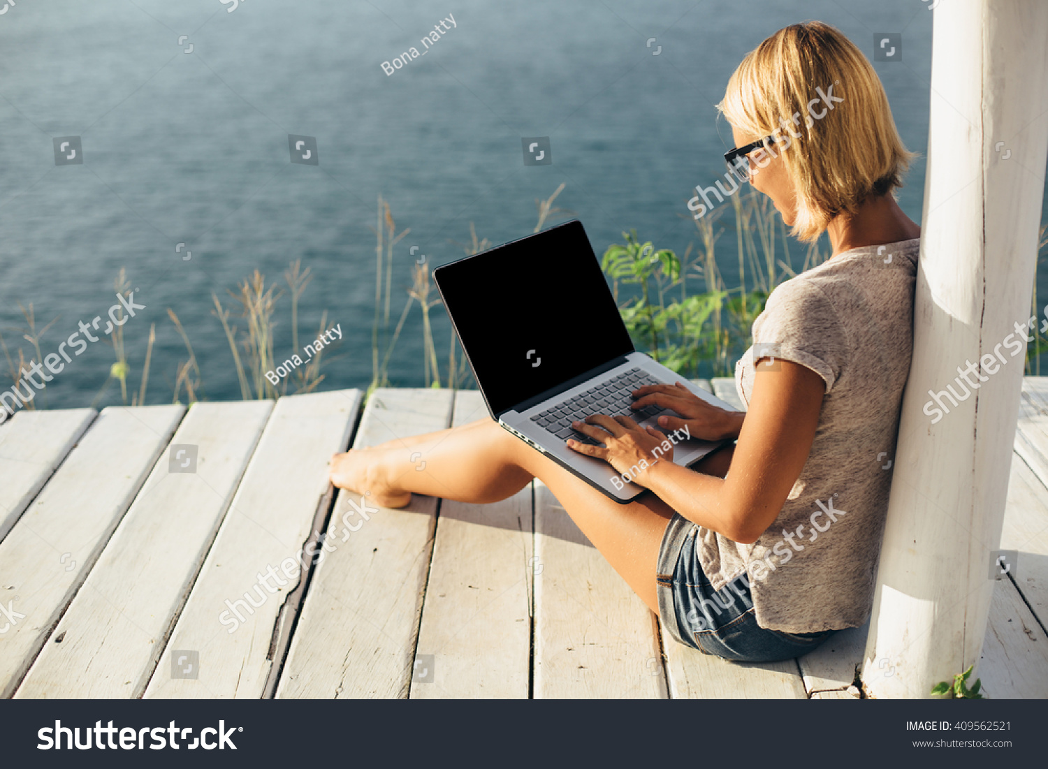 Фрилансер подросток. Девушка с ноутом. Девушка с ноутбуком. Девушка за ноутом. Девушка за ноутбуком.