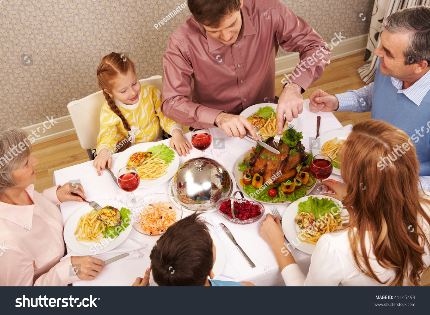 Что можно дать семье. Семья за столом. Семья за праздничным столом. Семейный ужин. Семья ужинает за столом.