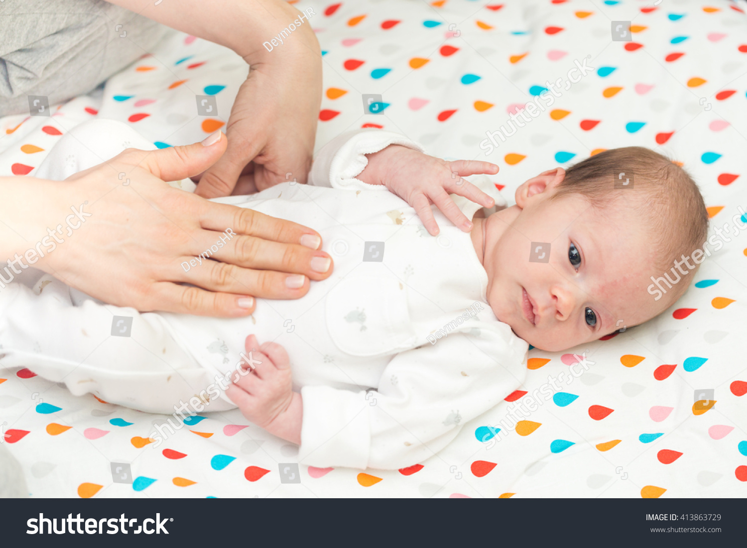 Как уложить новорожденного с коликами