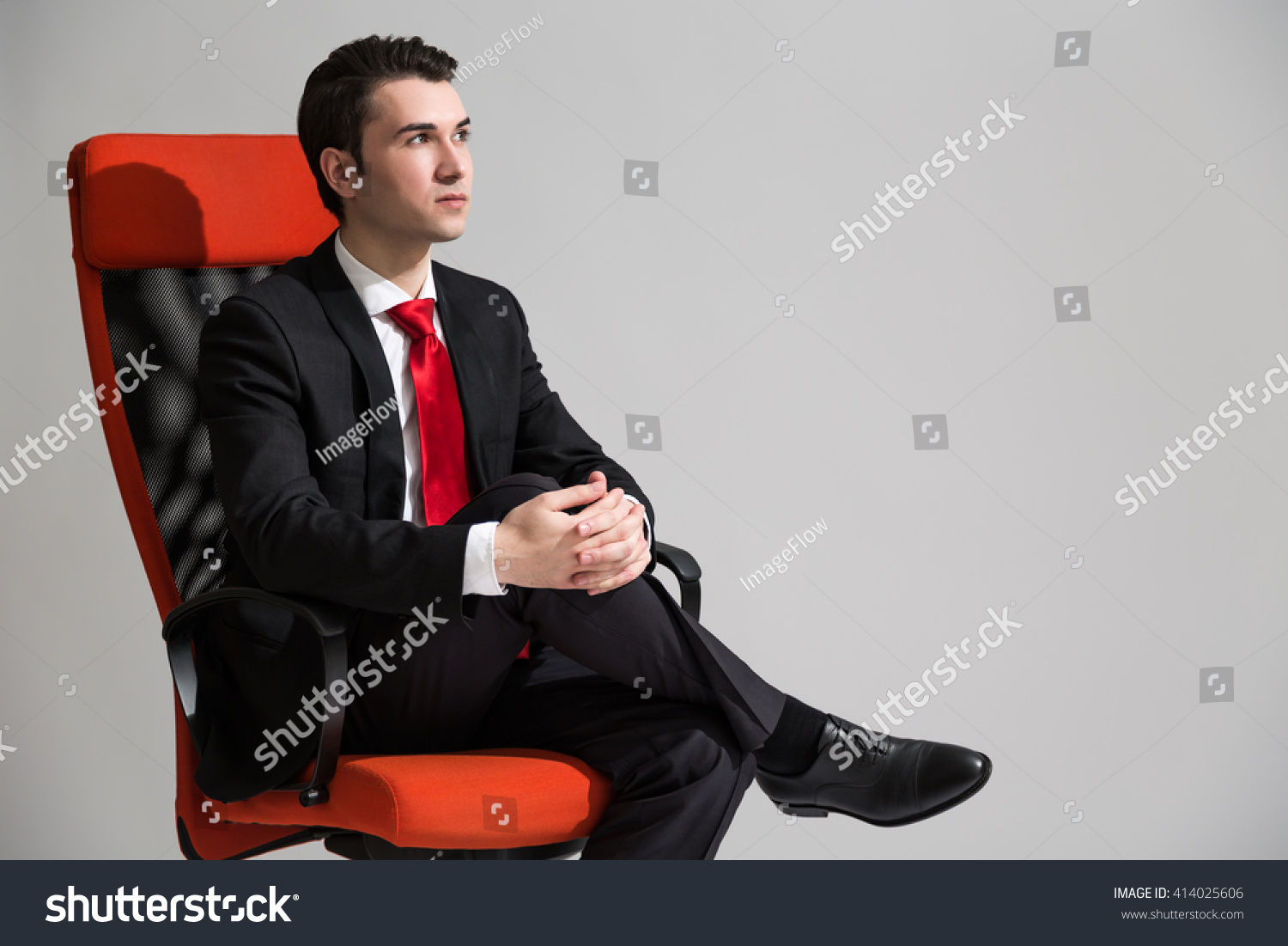 Мужчина сидит со скрещенными ногами