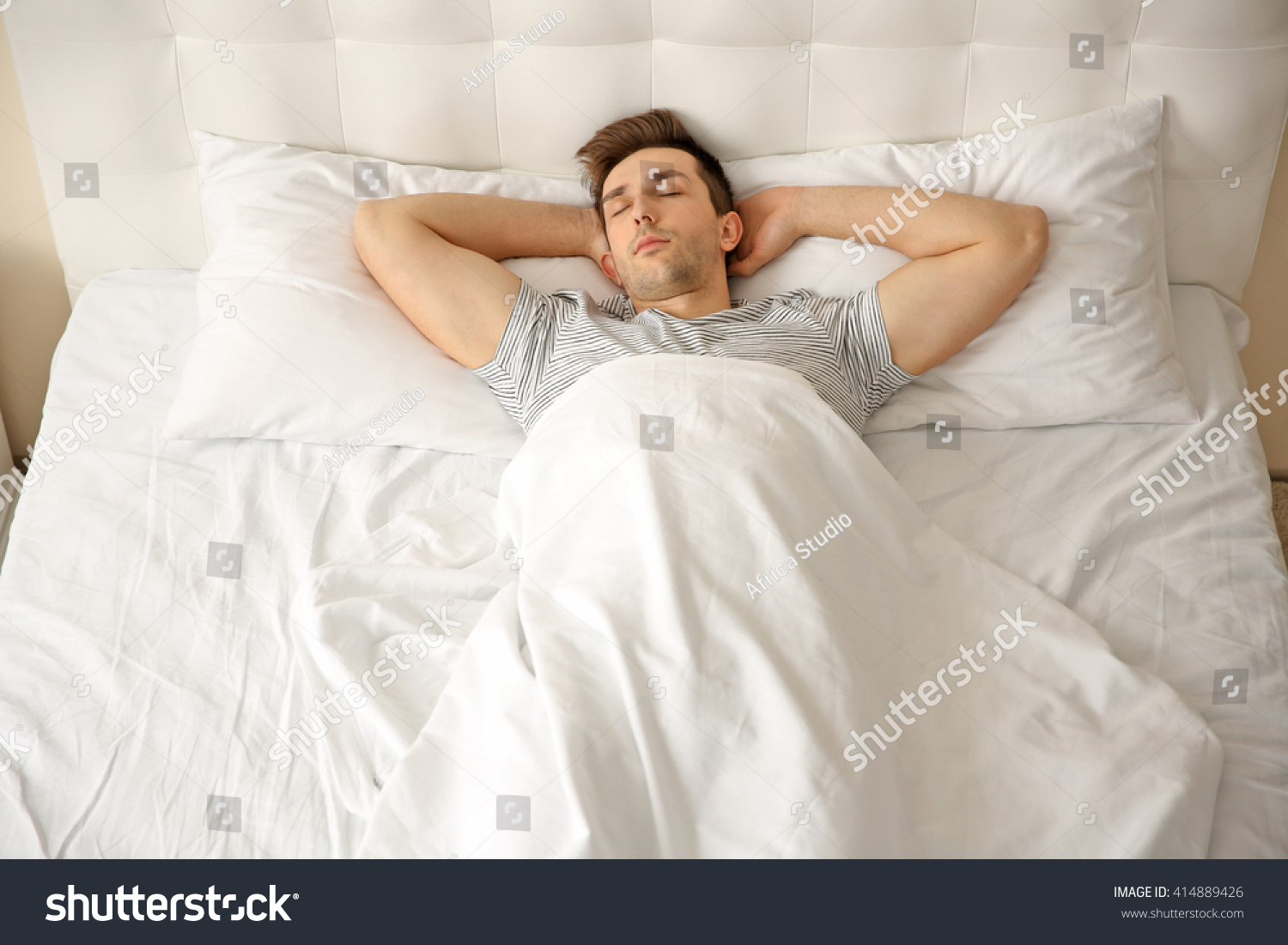 Чужая кровать спать. Сплю один на большой кровати. Во сне диван поломанный. Спать во сне на чужой кровати. Половинка кровати пустует картинка.