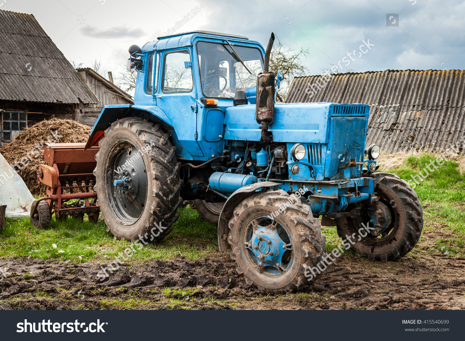 Беларус синий трактор старый