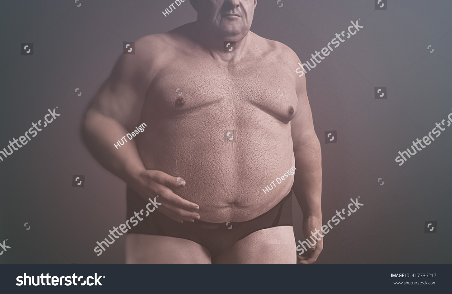 Раздетый толстый человек