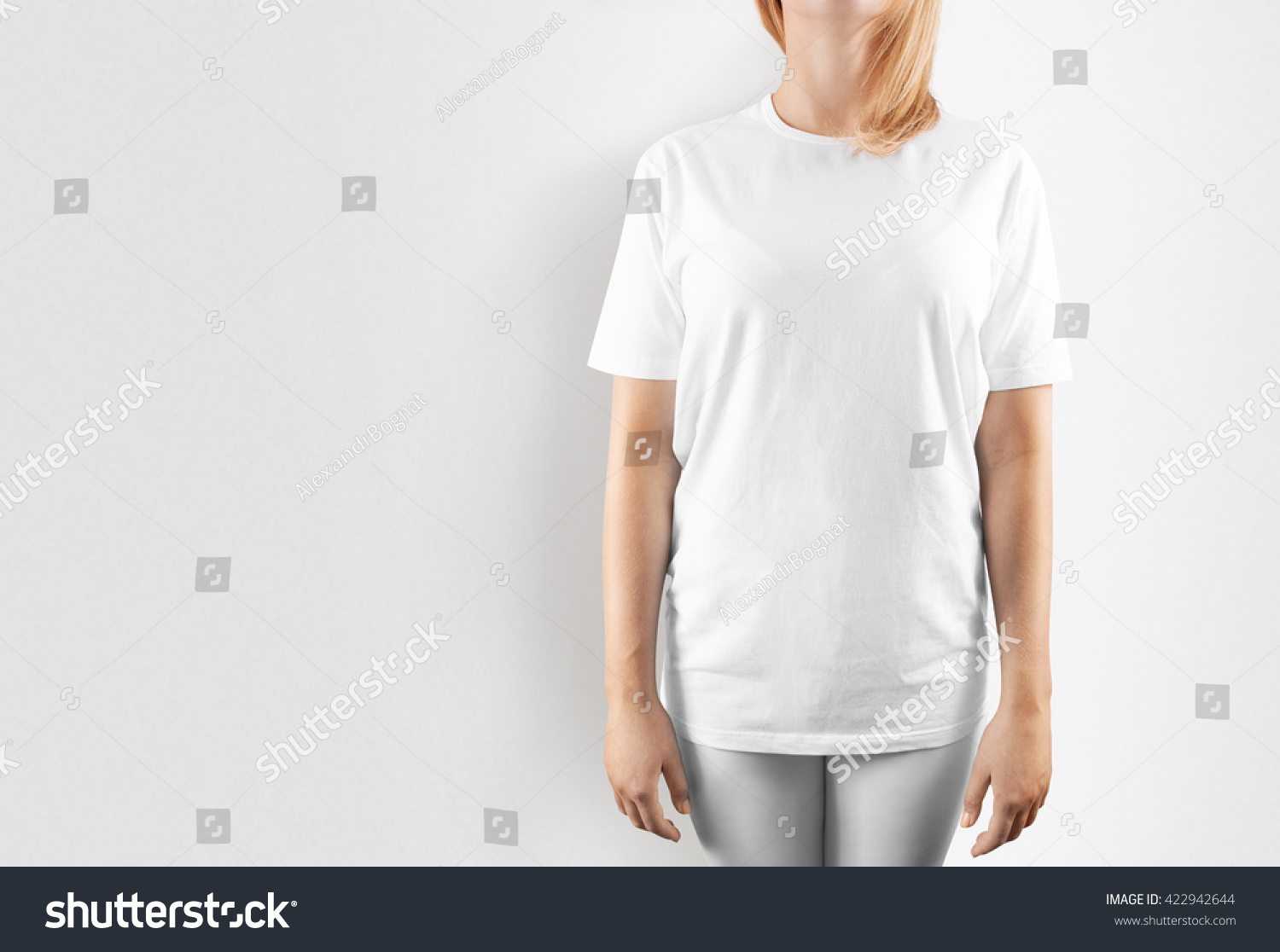 Девушка в белой футболке унисекс