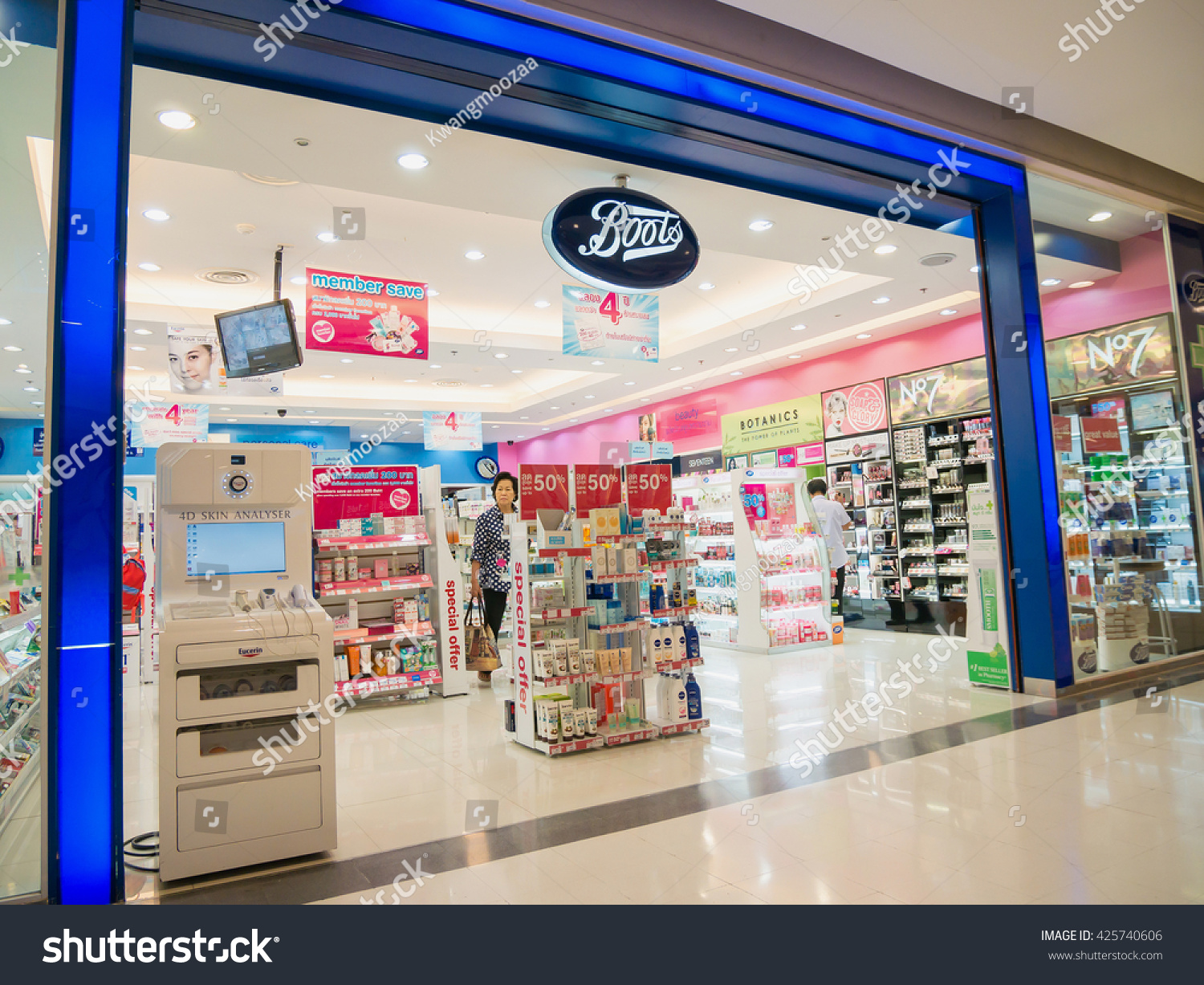 Аптеки на пхукете. Аптека бутс. Watsons shop Тайланд. Boots the Chemist. Тайская аптека Boots фото.