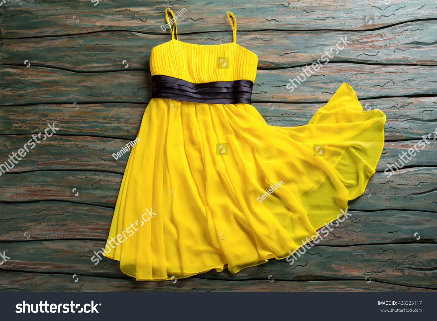 Желтое платье с бантом