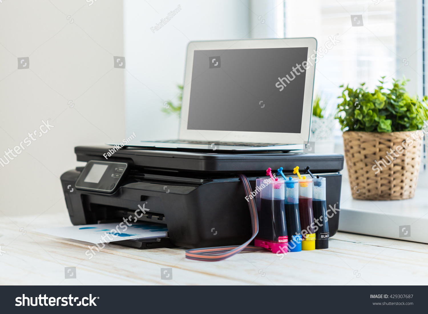 Через ноут принтер. Принтер для компьютера. Принтер для ноутбука. Стол для принтера. Компьютер принтер ноутбук.