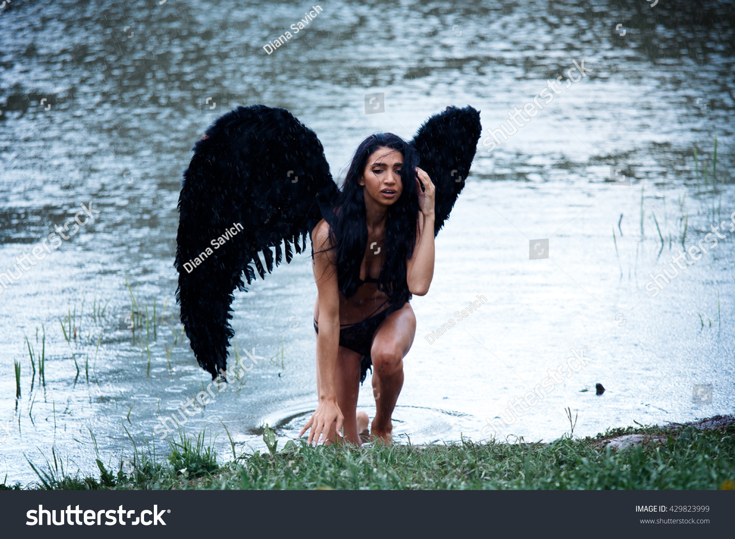 Фотосессия с черными крыльями в купальнике