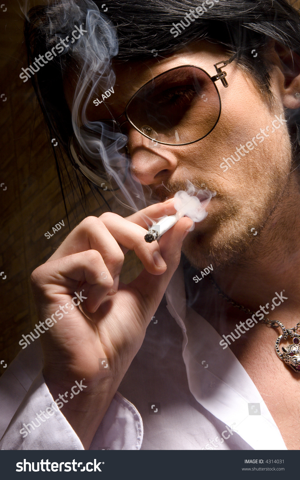 Мужчина курит
