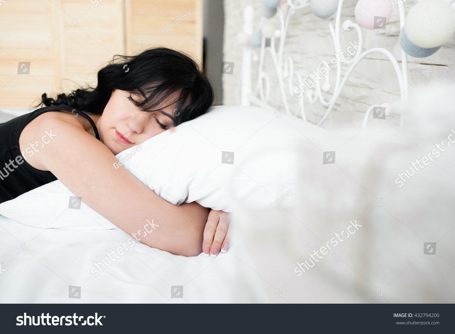 Женщина в 70 лет брюнетка спит