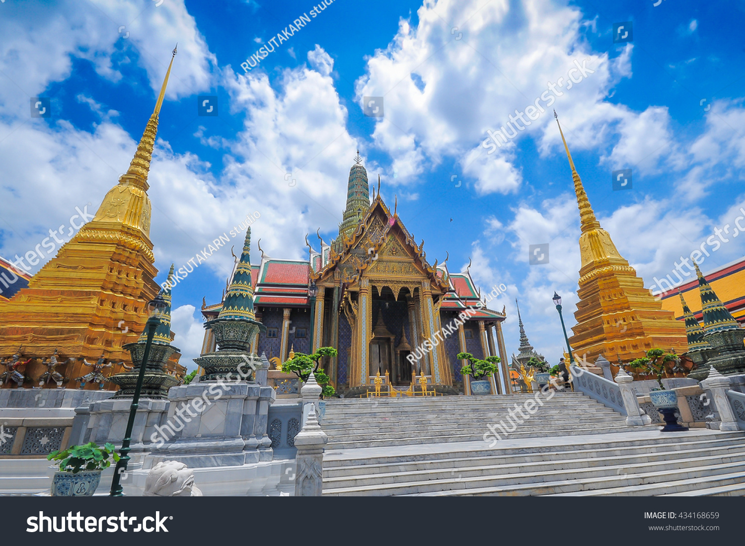 Prasart Phra Debidorn Called Royal Pantheon Stock Photo 434168659 ...