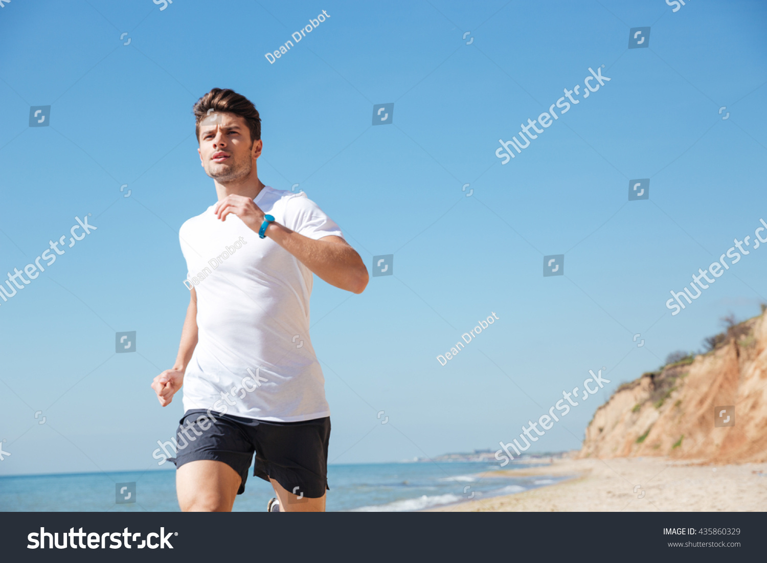 Running white. Человек в футболке белой на пляже. Парень в белой футболке на пляже. Бегущий парень в футболке. Футболка бегуна.