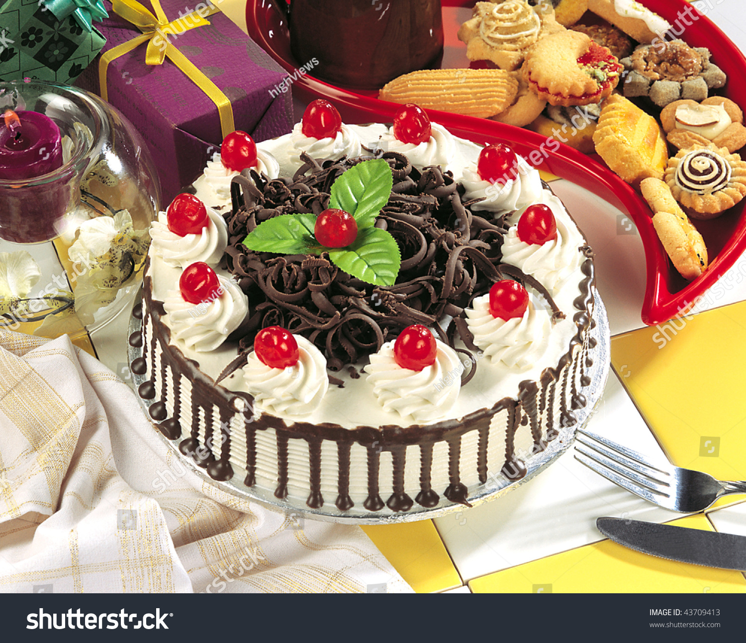 День торта картинка. Украшение торта. Красивое украшение торта. Красивые торты на день рождения. Праздничное украшение тортов.