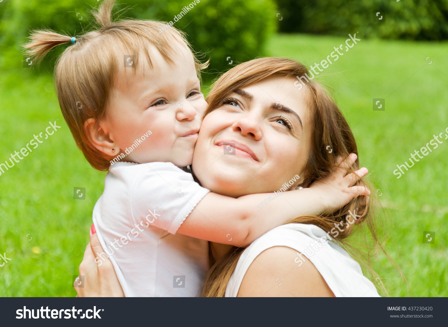 Ребенок обнимает маму за шею