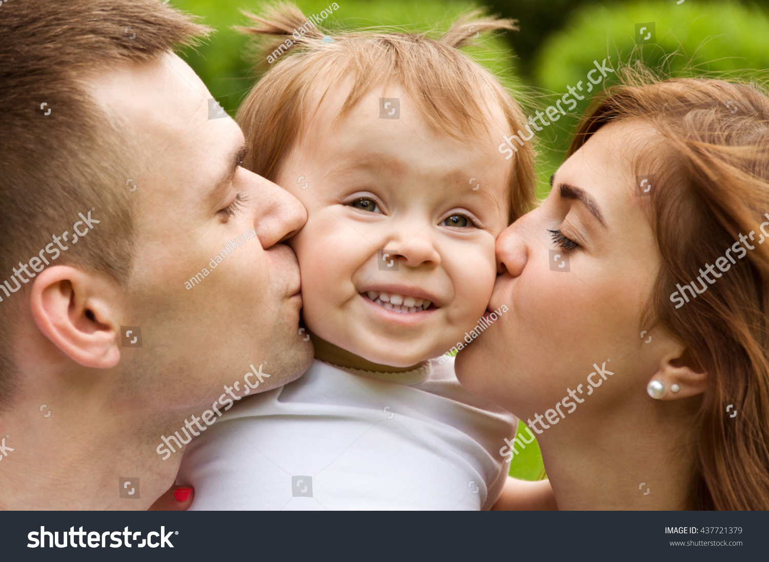 Мама и папа поцелуй