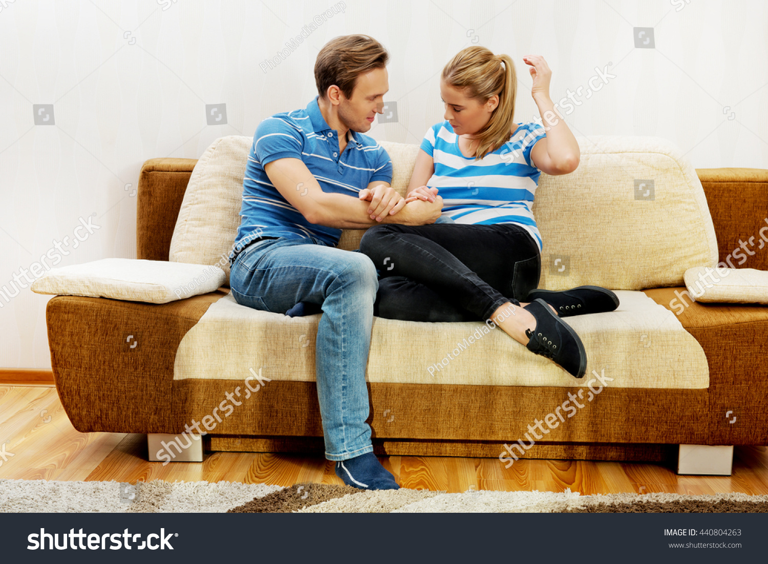 Русский муж жена на диван. Пара сидит на диване. Пара сидит на диване улыбается. Братья сидят на диване.