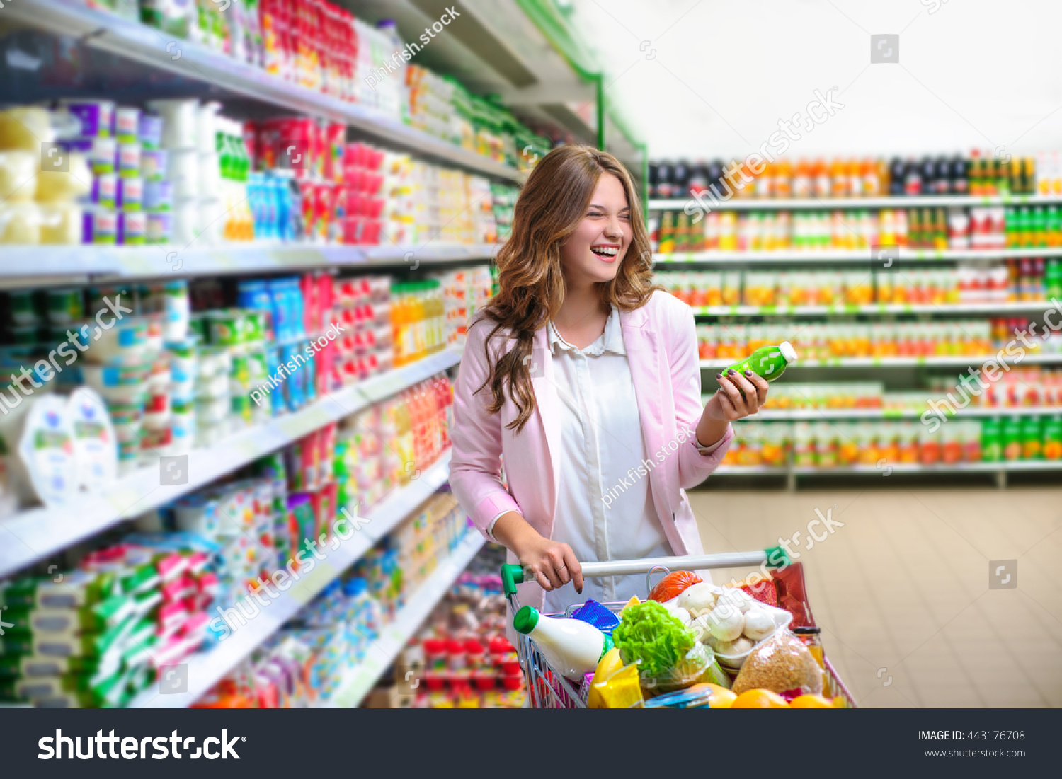 Девушка с продуктами в магазине