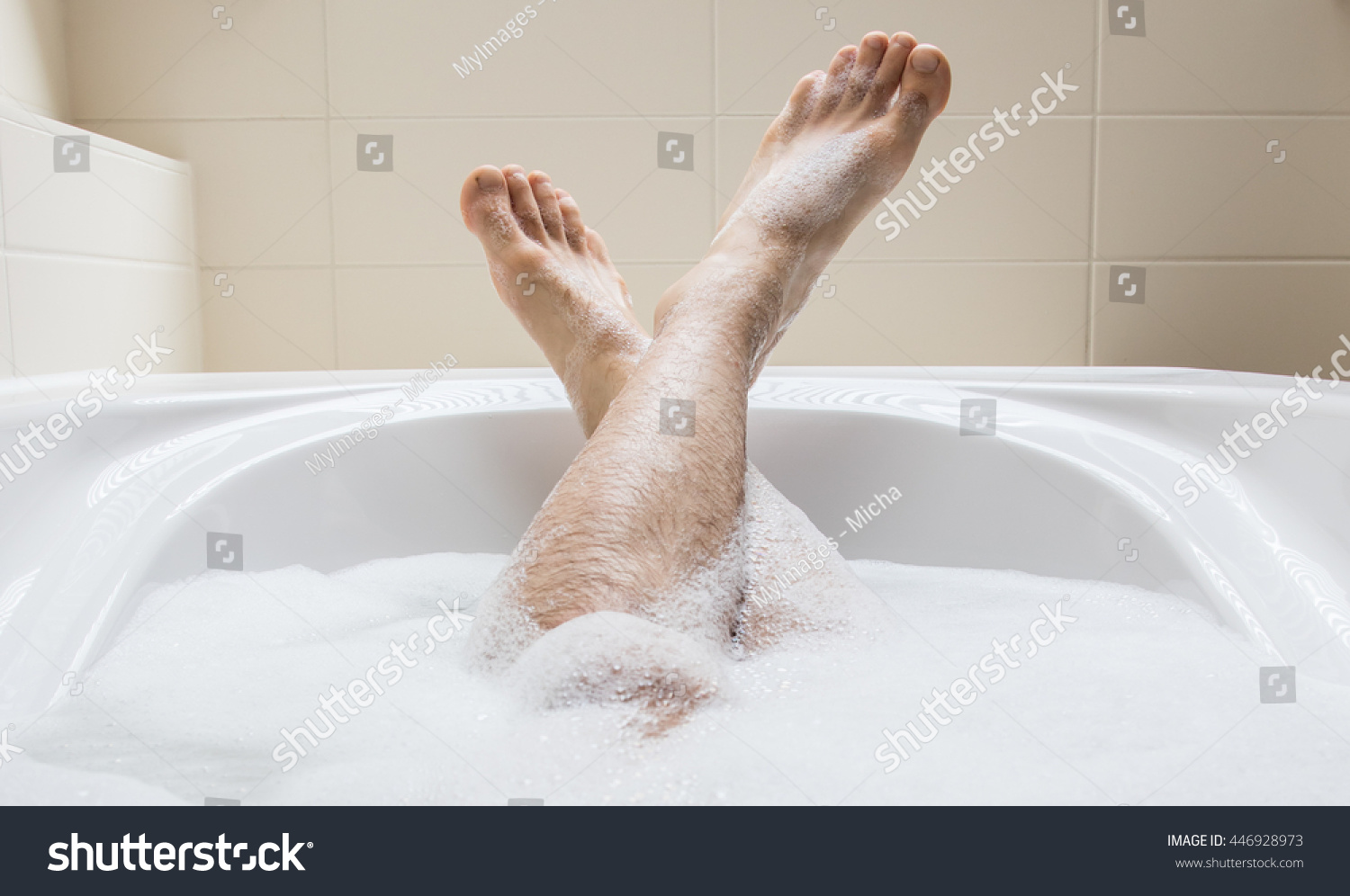 Волосатая моется в душе. Мужские ноги в ванной. Мужские ноги в ванной с пеной. Мужские ножки в ванной. Парень в ванне ноги.