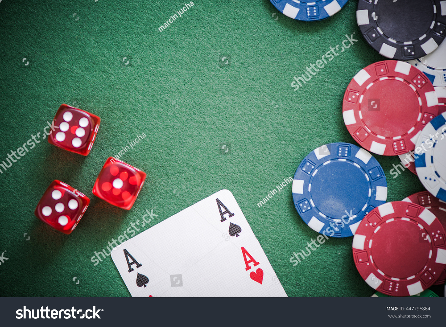 Фишки поинт. Фишки для покера. Игральные фишки для покера. Покерные фишки на столе. Стол для покера.