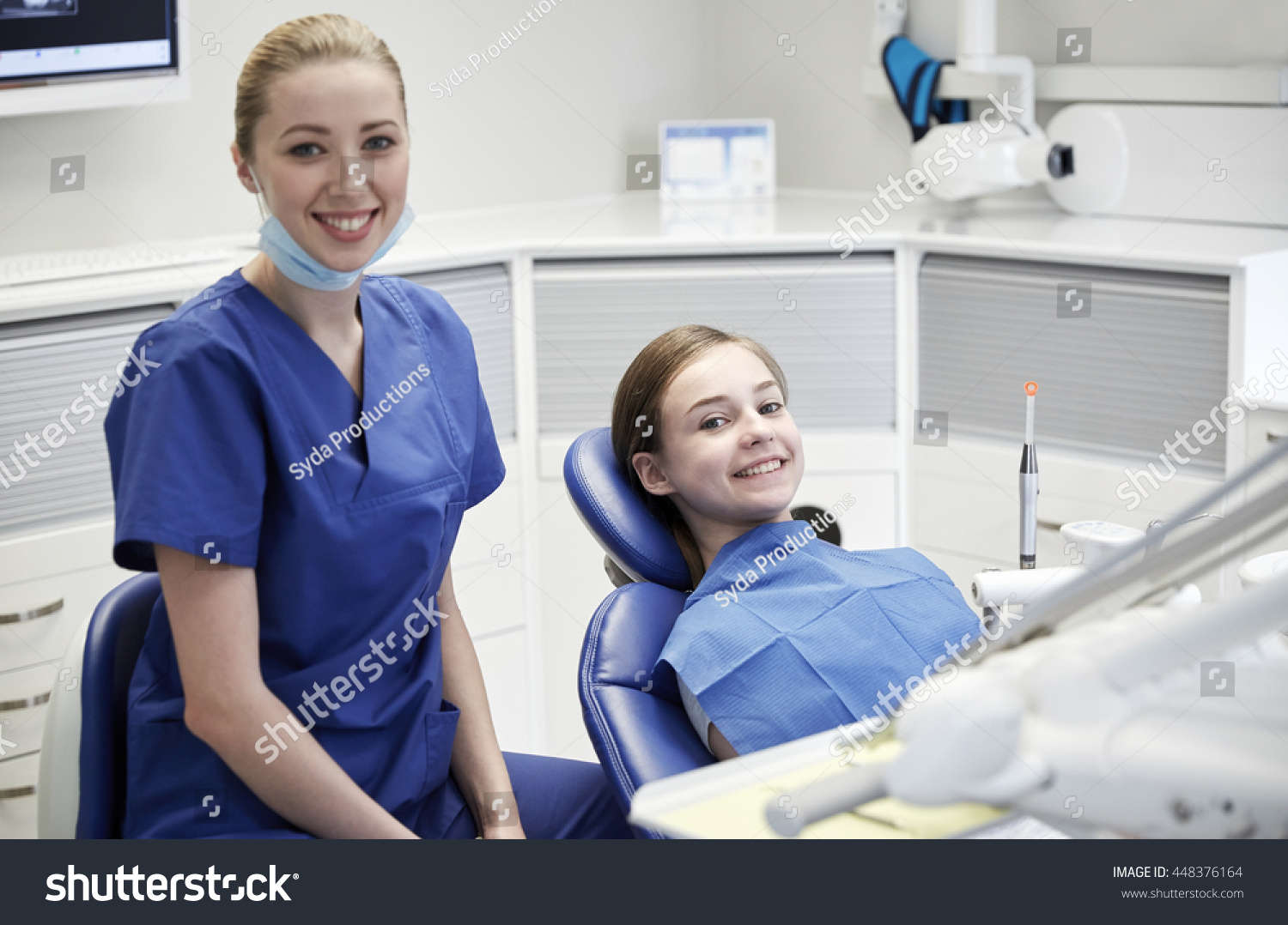 Девушки стоматологи в кабинете