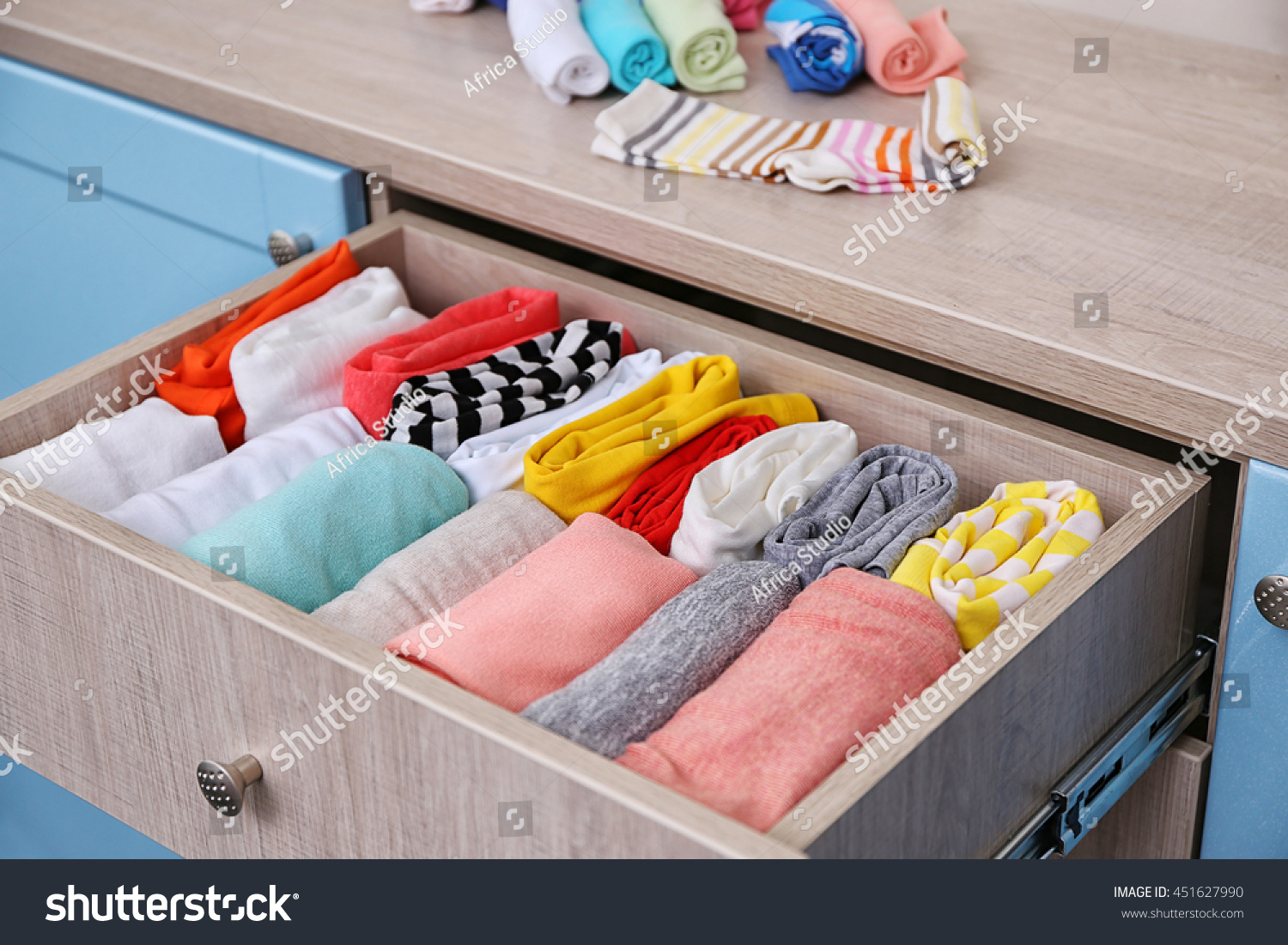 Уборка детских вещей в шкафу
