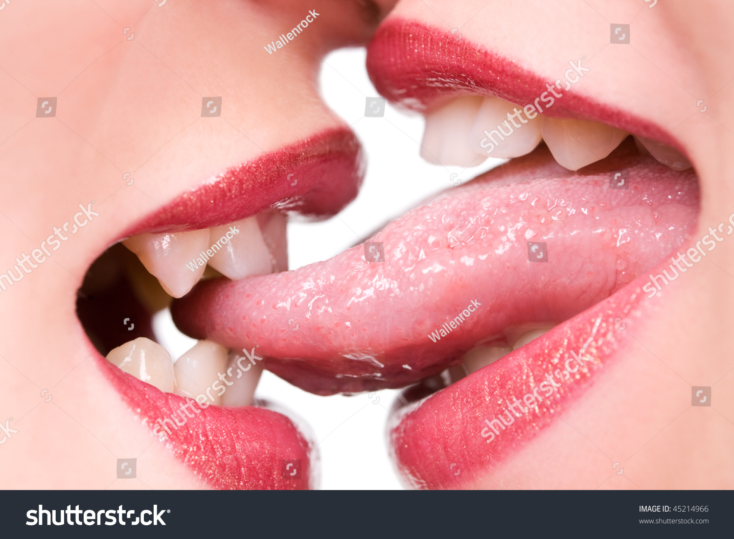 Девушка лижет губы