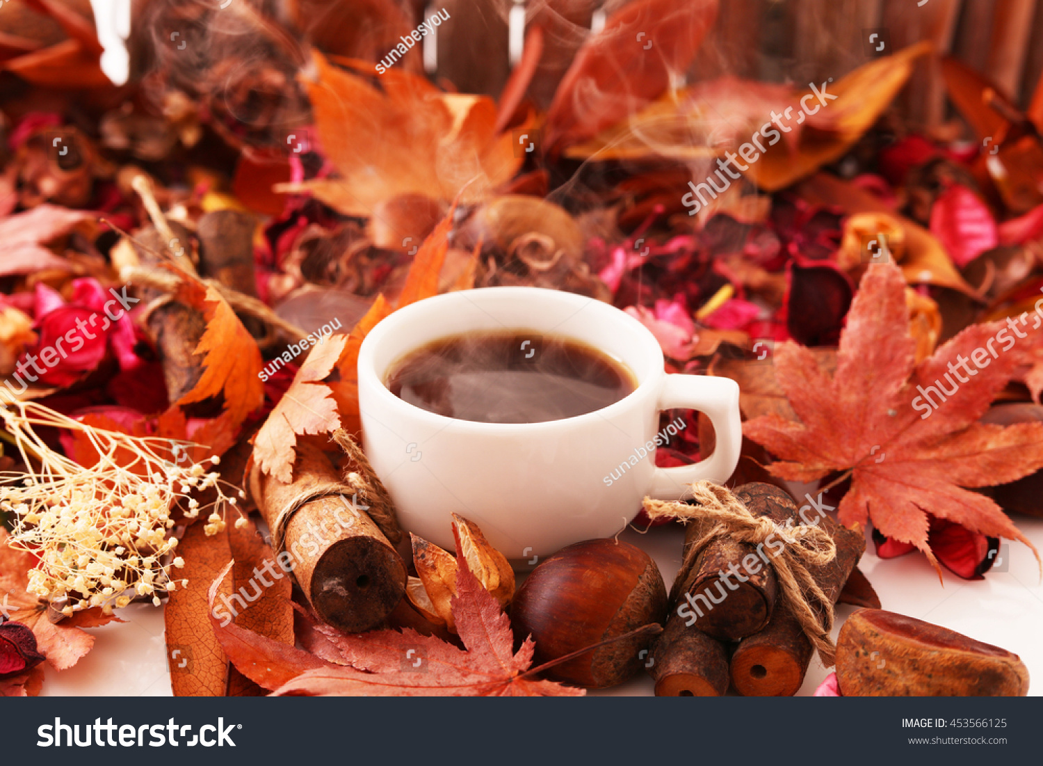Осеннее кофе. Осенний кофе. Осень кофе. Осеннее чаепитие. Кофе осенью.