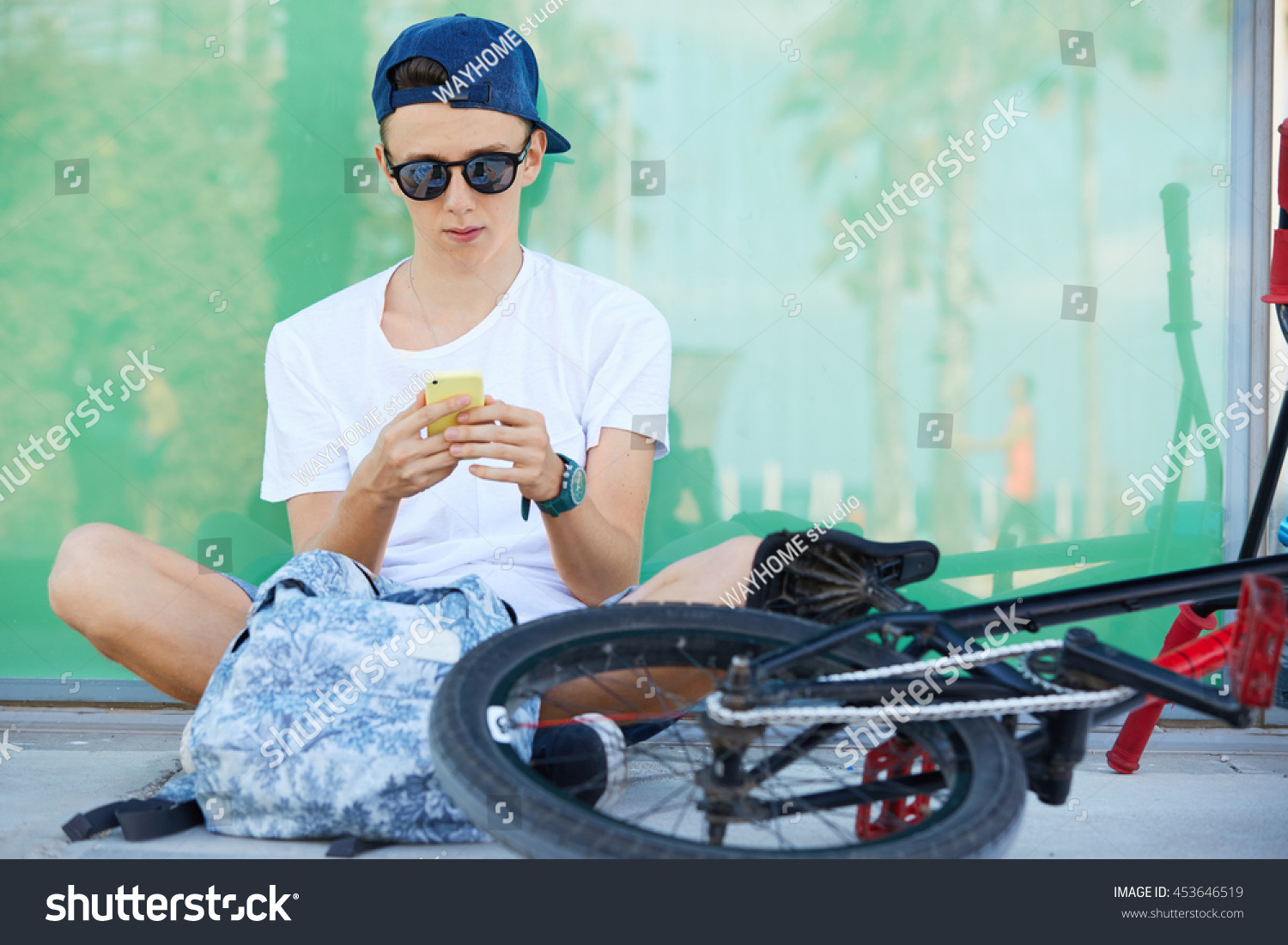 Велосипед сидя на диване