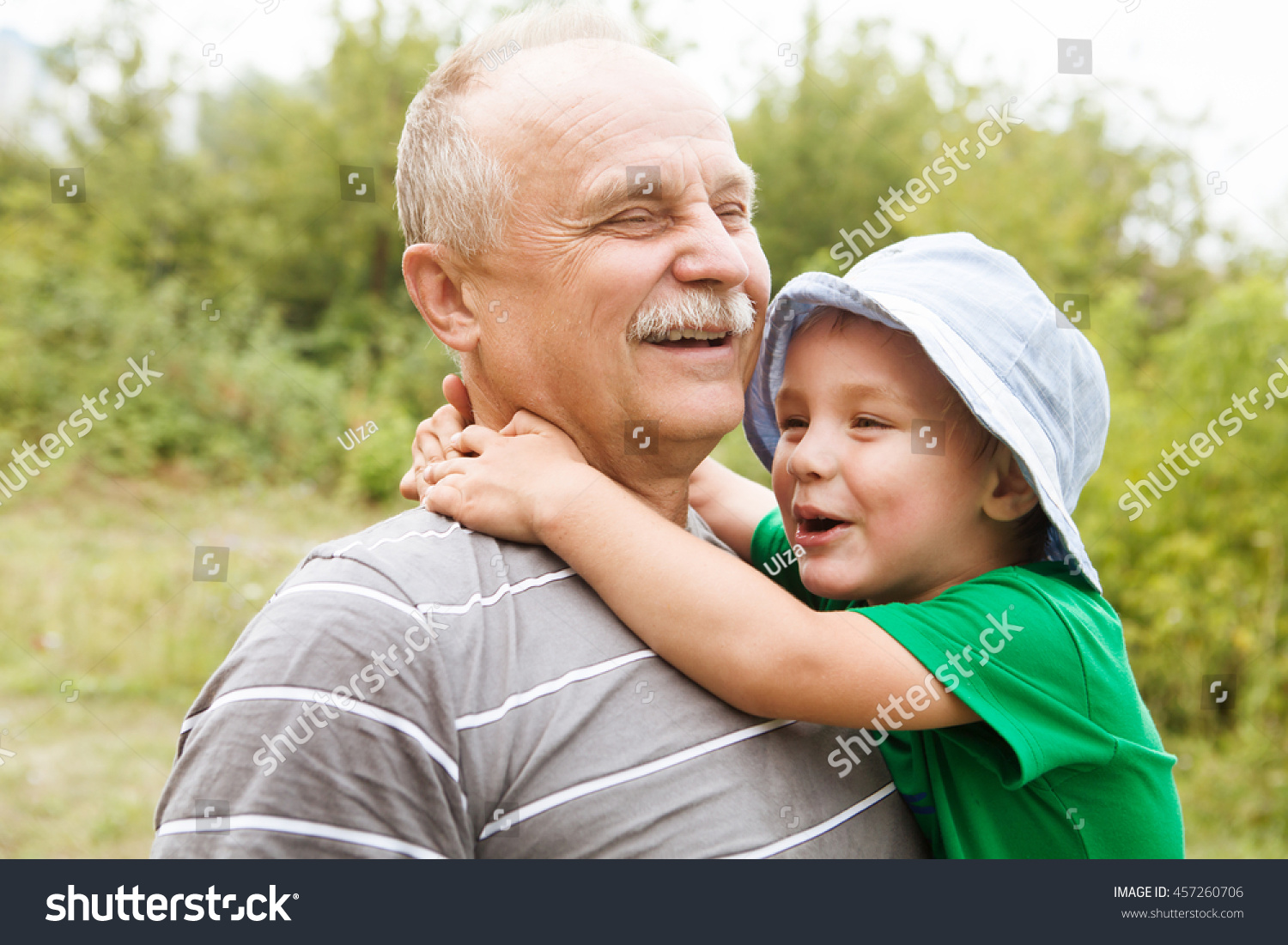 Дедушка с внуком на плечах