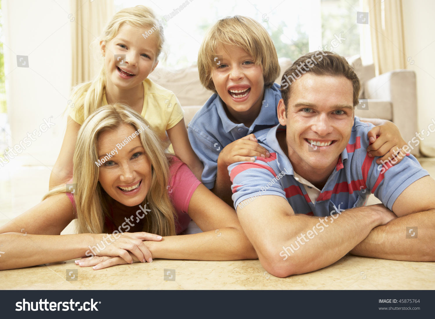 Навестить семью. Семья. Фотография семьи. Современная семья. Образ семьи.