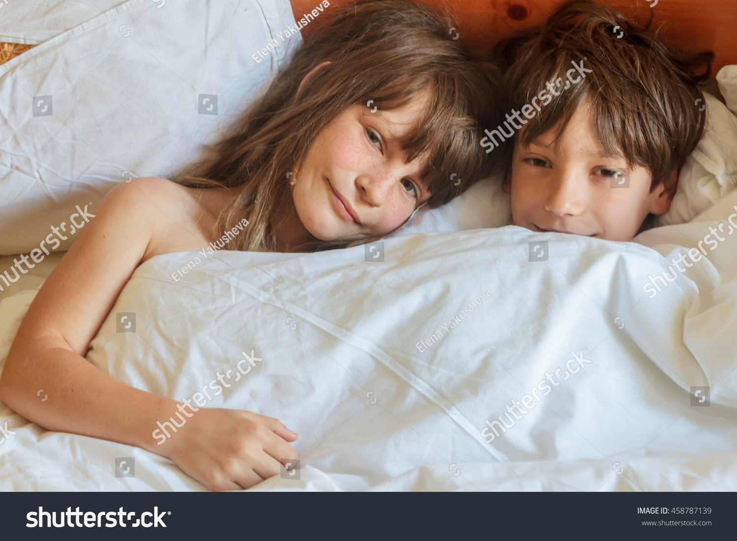 Мальчик с девочкой в постельке